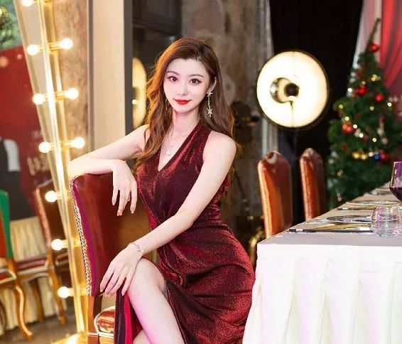 但是这个新闻居然牵扯上了娱乐圈,周颖同时包养了七个主持人!