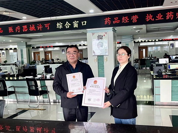 10月28日,蚌埠市市场监督管理局局长乌兰其其格为安徽和达工程咨询