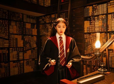 跟随@关晓彤 一起,探索霍格莫德,加入哈利·波