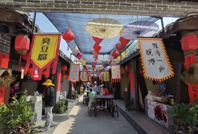 美食街沿剑龙河而建,街道的两侧,一百余间一层楼高,青砖黛瓦坡屋顶的