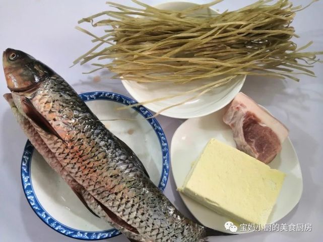 詳細做法:需要的食材:草魚1條,豆腐1塊,寬粉條1小把,肥瘦豬肉1小塊,蔥