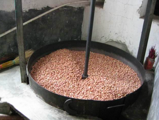 农村自榨花生油真的不安全吗对比超市桶装油到底哪个更好