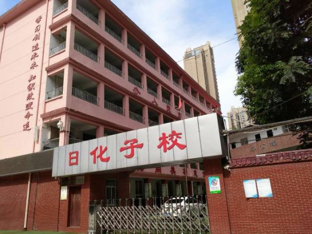 据了解,随着雁塔区第三中学,雁塔区第四小学今秋的投入使用,大寨路