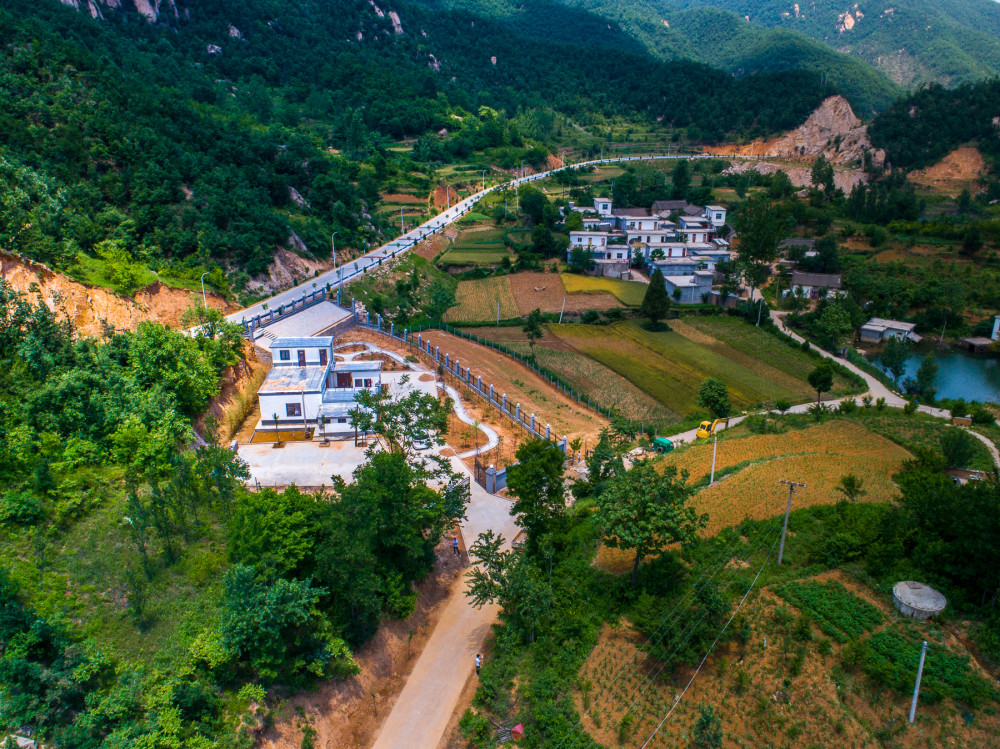 位于伏牛山桐柏山余脉交错盆地的驻马店确山县竹沟镇,有红特色圣地"小
