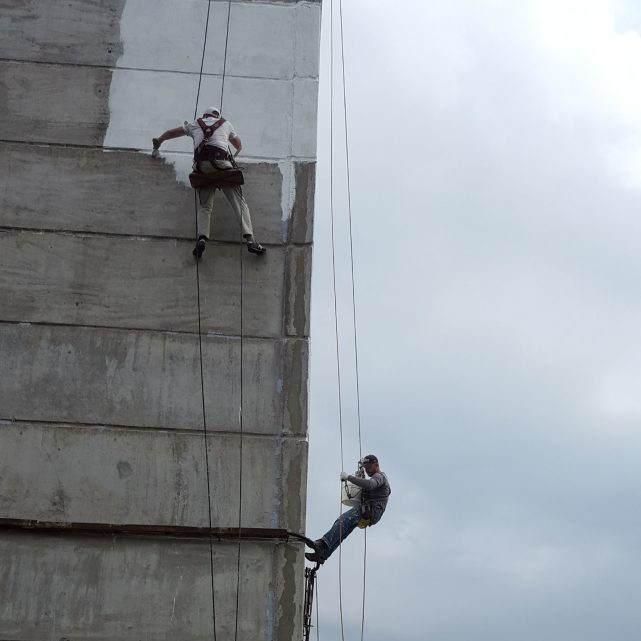 促使嫌疑人割断吊绳,但泰国媒体报道称,当两名工人出现在她的窗外时