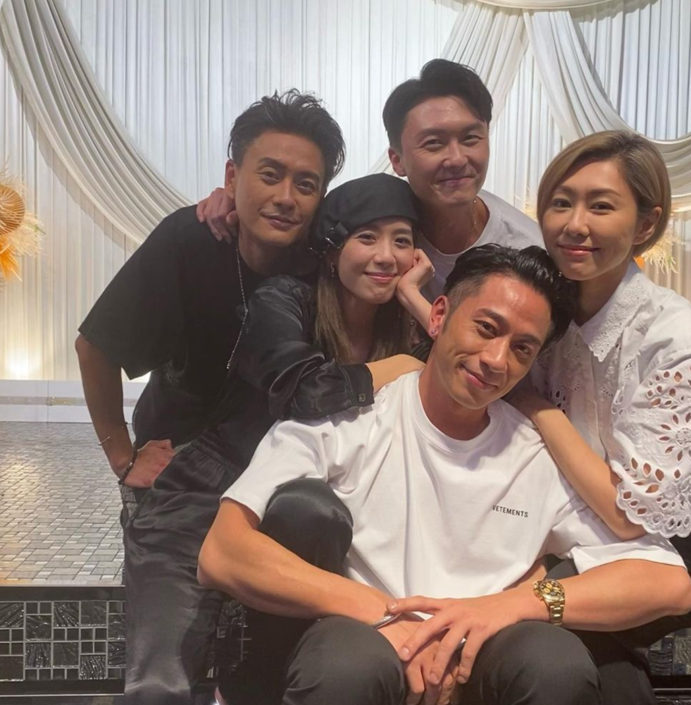 吴卓羲拍外景很活泼哄好友胡定欣开心还暖男上身为对方整理头发