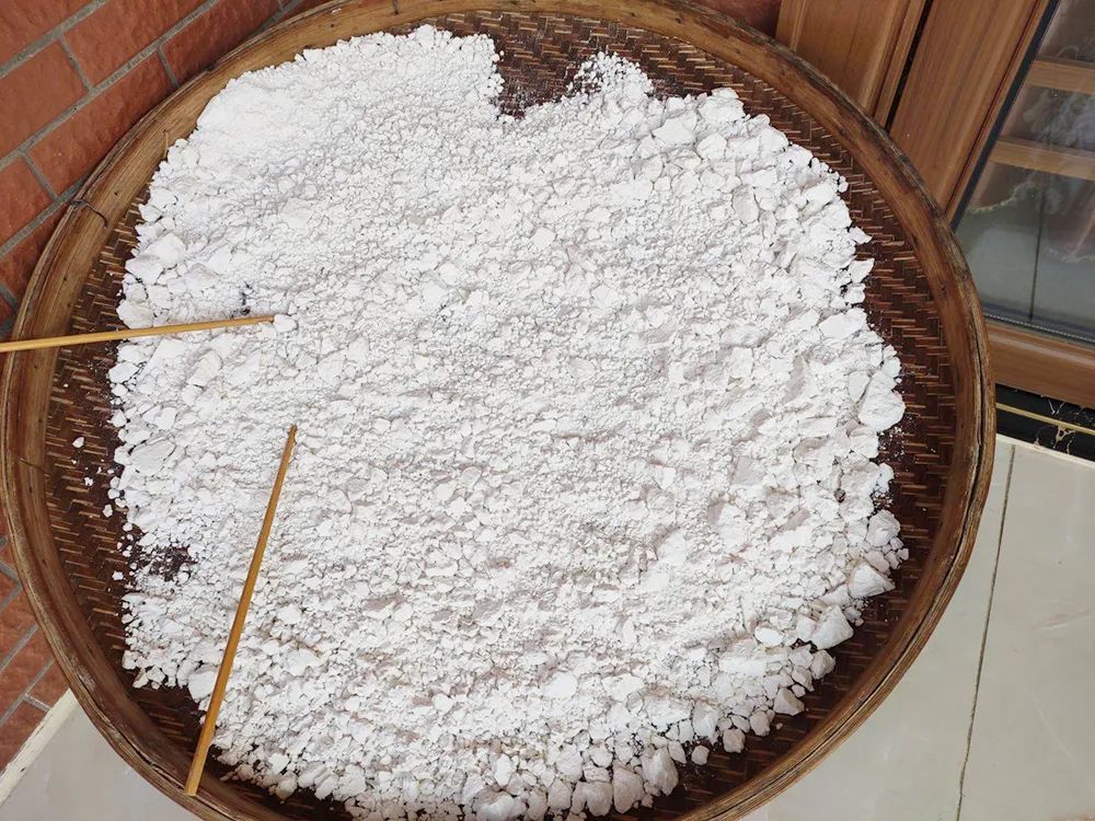 下一步是沉淀,等冬粉薯的淀粉沉淀在盆底,然后浸水,起水,得到更加细腻