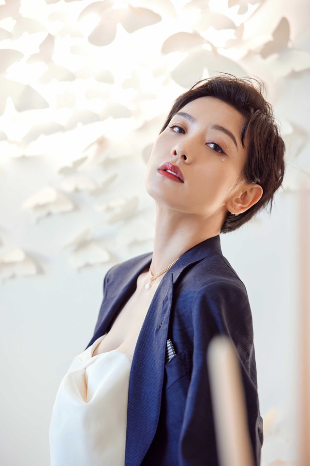 据悉,由李晓峰主演的电视剧《春天里的人们》将于11月5日在cctv8黄金