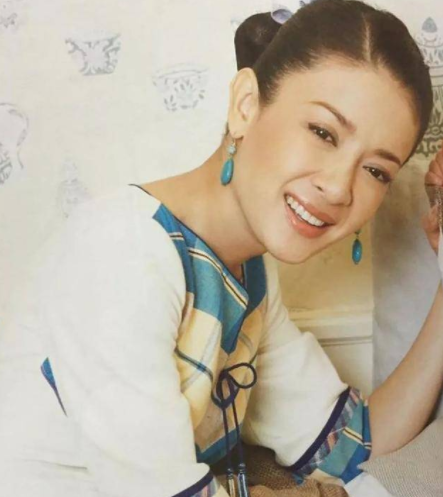 西拉米泰国智障太子的生母因赤身匍匐喂狗被贬入尼姑庵