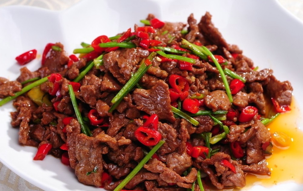 家常小炒牛肉做法超简单,牛肉又滑又嫩,香辣开胃,你学会了吗