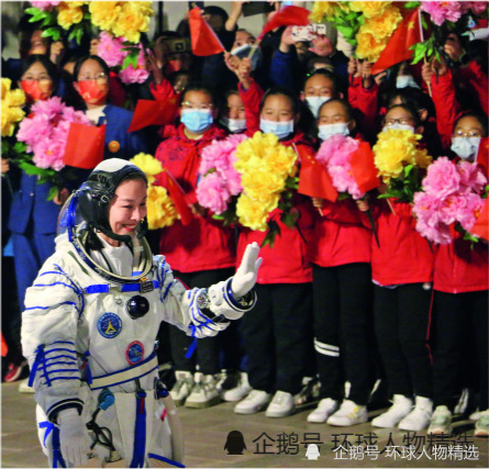 2021年10月15日晚,王亞平在神舟十三號載人飛行任務航天員乘組出征