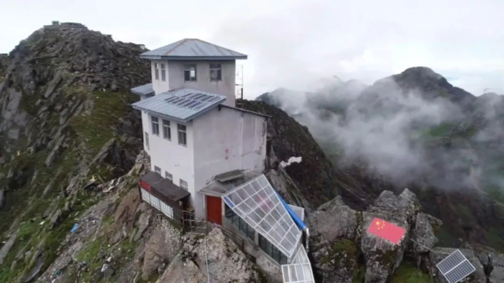 近年来随着哨所条件的改善网络也进入了哨所官兵们随时可以通过协助区