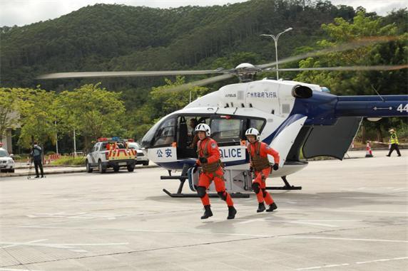 直升機降落在廣州市紅十字會醫院停機坪,醫療隊員攜帶裝備登機,前往