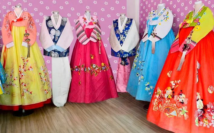 走进朝鲜发扬民族服装传统的家庭