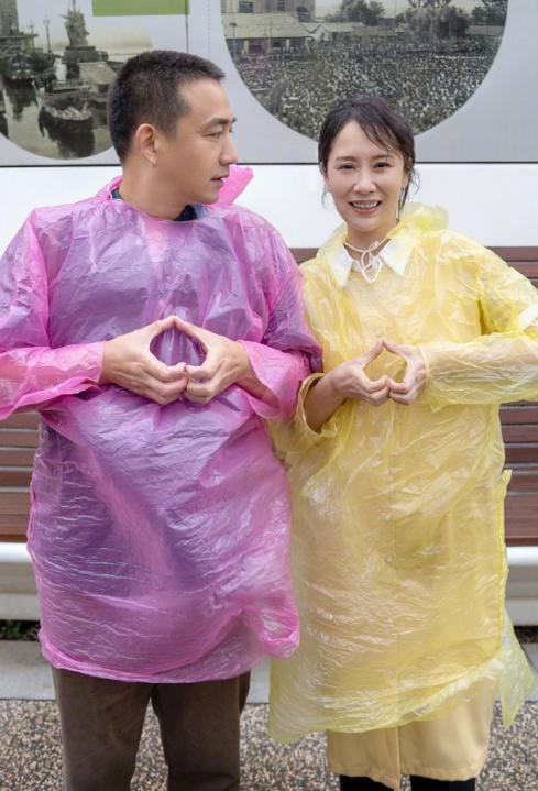海清黄磊晒杀青照素颜干瘦眼皮松弛留长发没气质更像大妈了