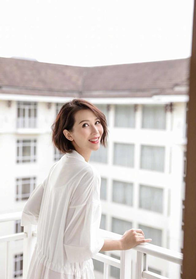 蔡少芬度假太会穿了,蓝色高开叉连衣裙配短裤,46岁美得惊艳