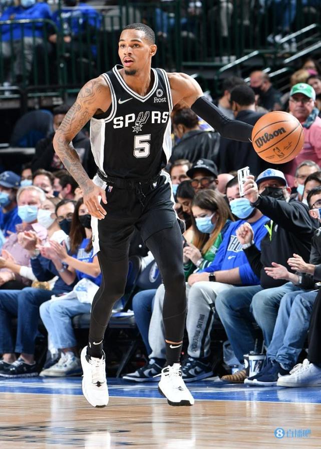 赛后,马刺球员德章泰-穆雷接受了采访.