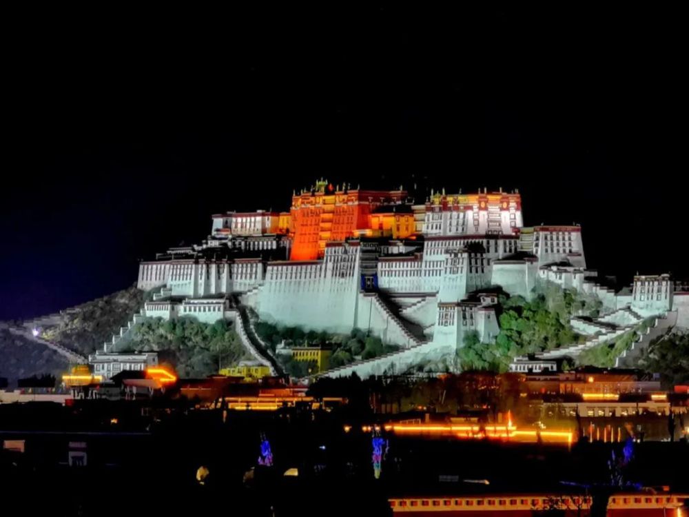 <b>受婆娑净土，乘雪域雄风，一千三百年，西藏布达拉宫。</b>