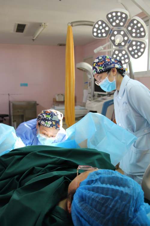 福山区医院首次施行水中分娩产妇水中生出体重3420克健康婴儿