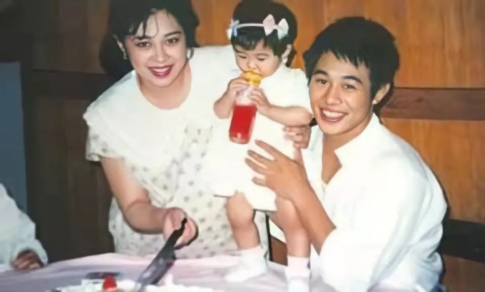 李连杰前妻黄秋燕在怀二胎时被离婚她近况过得如何