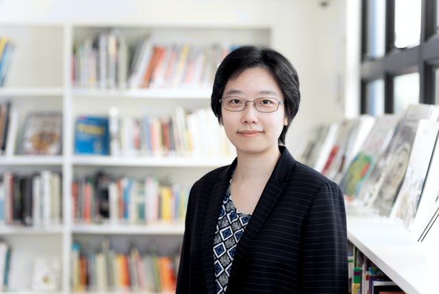 陈昕生博士她本人出生于中国香港,在香港耀中国际学校接受从幼儿园到