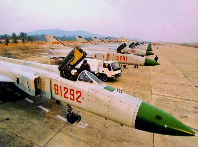 从67和平鸽到战鹰耗时七年歼8b变身国产首款中距拦射战机