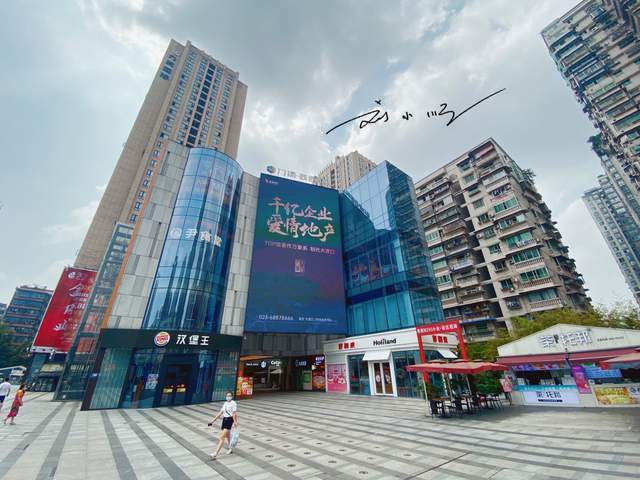 重庆杨家坪有个尴尬的商场,就在轻轨站附近,却没什么存在感