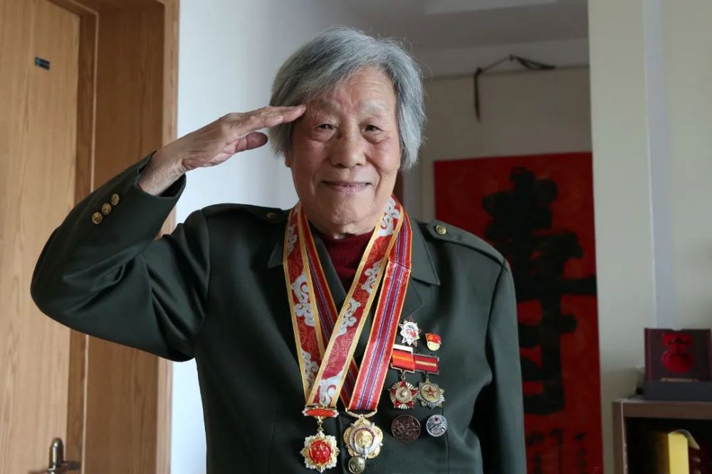 永不消逝的电波听88岁女无线电报务员杨瑛讲述她的抗美援朝故事