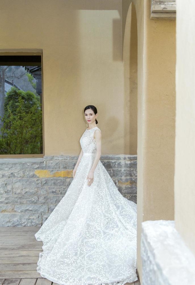 李若彤完全忽略了大婶的年龄穿白色纱裙秀出女友身材气质惊艳