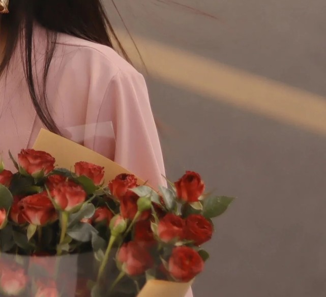 超美捧花女生背景图,可做头像