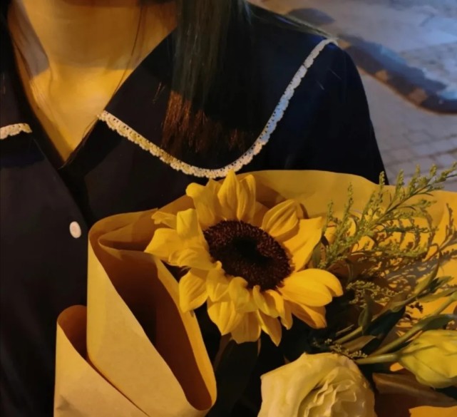 超美捧花女生背景图,可做头像