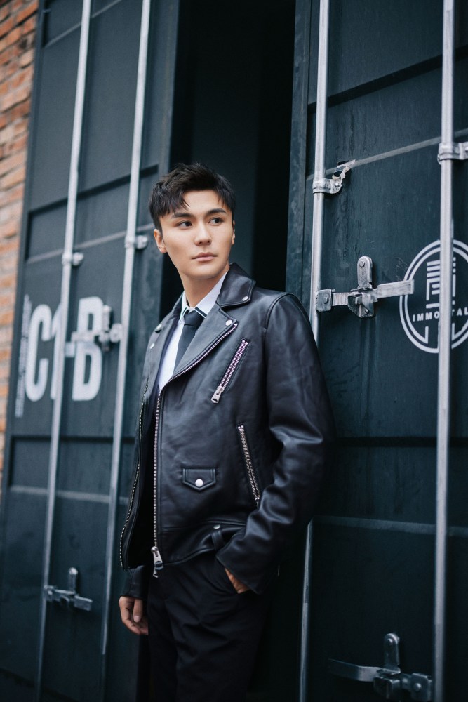 中饰演"钢铁直男"束文波而圈粉无数,剧中特警造型的陈昊身姿挺拔,正气