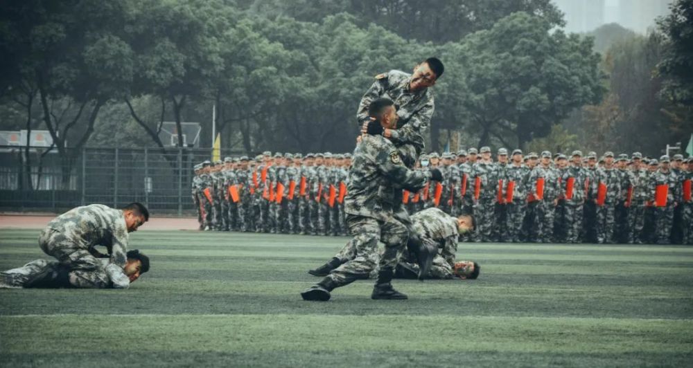 西南石油大學成都校區2021級軍訓彙報表演暨總結表彰大會舉行