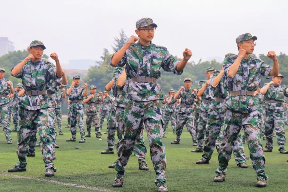 西南石油大學成都校區2021級軍訓彙報表演暨總結表彰大會舉行