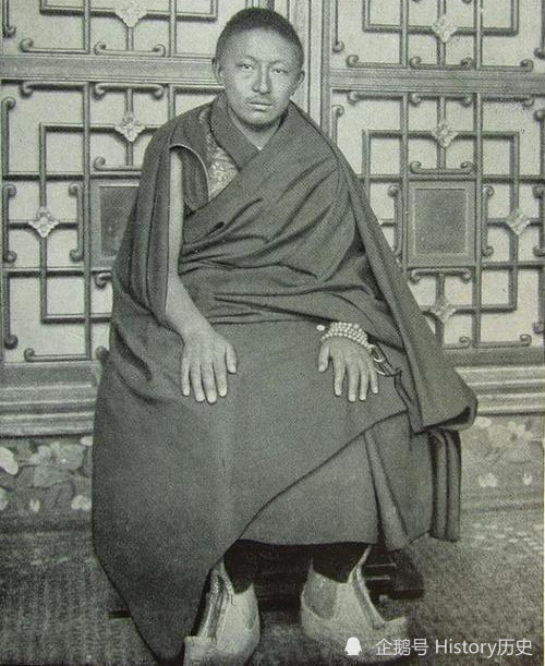 自3名灵童中确认仓珠嘉措为八世班禅转世,于是他被认定为九世班禅