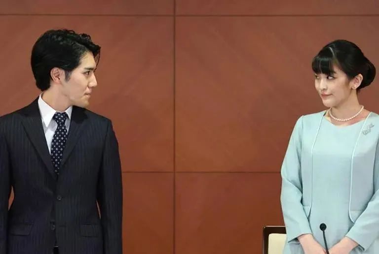 走在真子公主身后日本皇室驸马小室圭大婚挺憋屈的