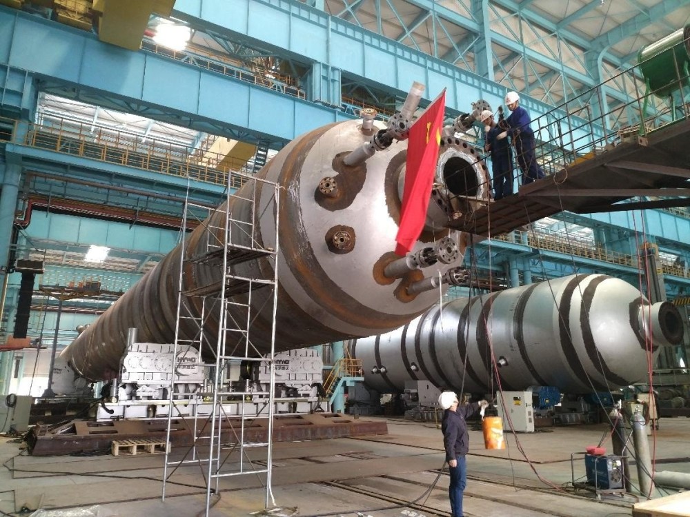 图为3000吨超级浆态床锻焊加氢反应器