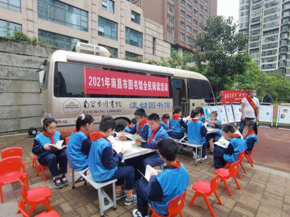 书香南昌一辆图书大篷车一座流动图书馆