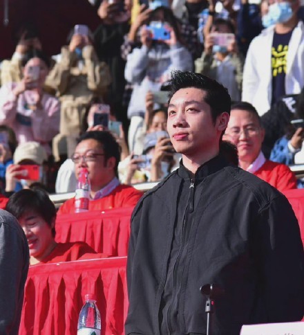 恭喜许昕 喜获新身份 成名牌大学教授 现场颁证书 合影女学生 全网搜