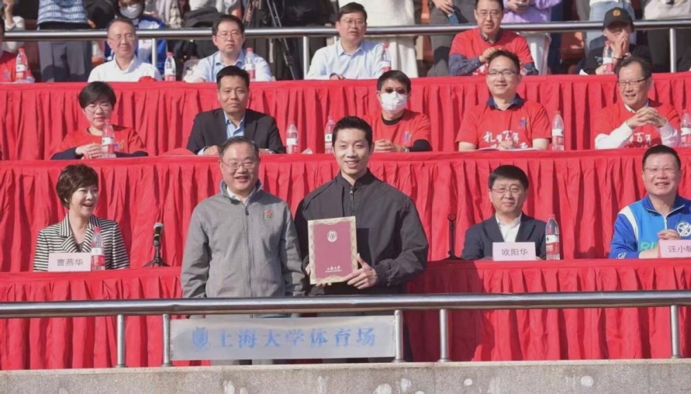 恭喜许昕 喜获新身份 成名牌大学教授 现场颁证书 合影女学生 全网搜