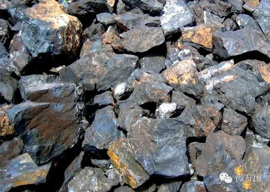 万山:传统产业"不掉链" 新兴产业活力足