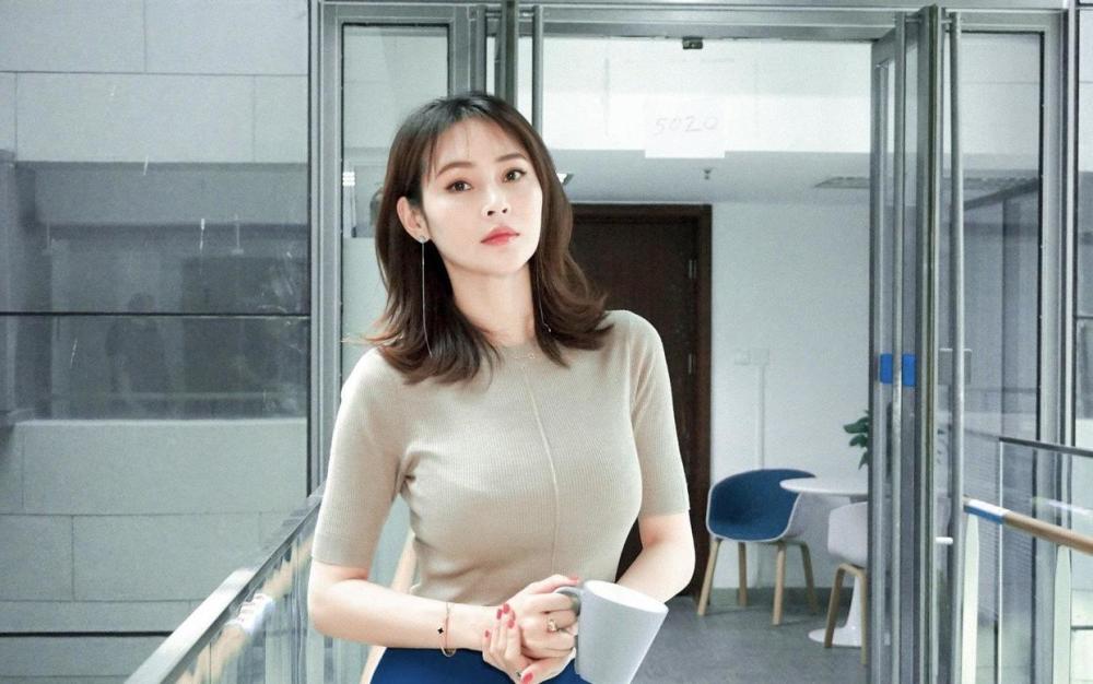 于明加真是人间尤物穿黑色吊带裙秀魔鬼身材披上披肩超美