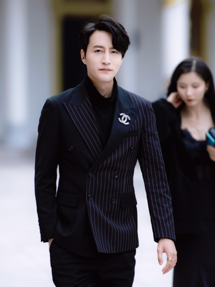 朱荣荣亮相第八届横店影视节文荣奖西装造型吸睛