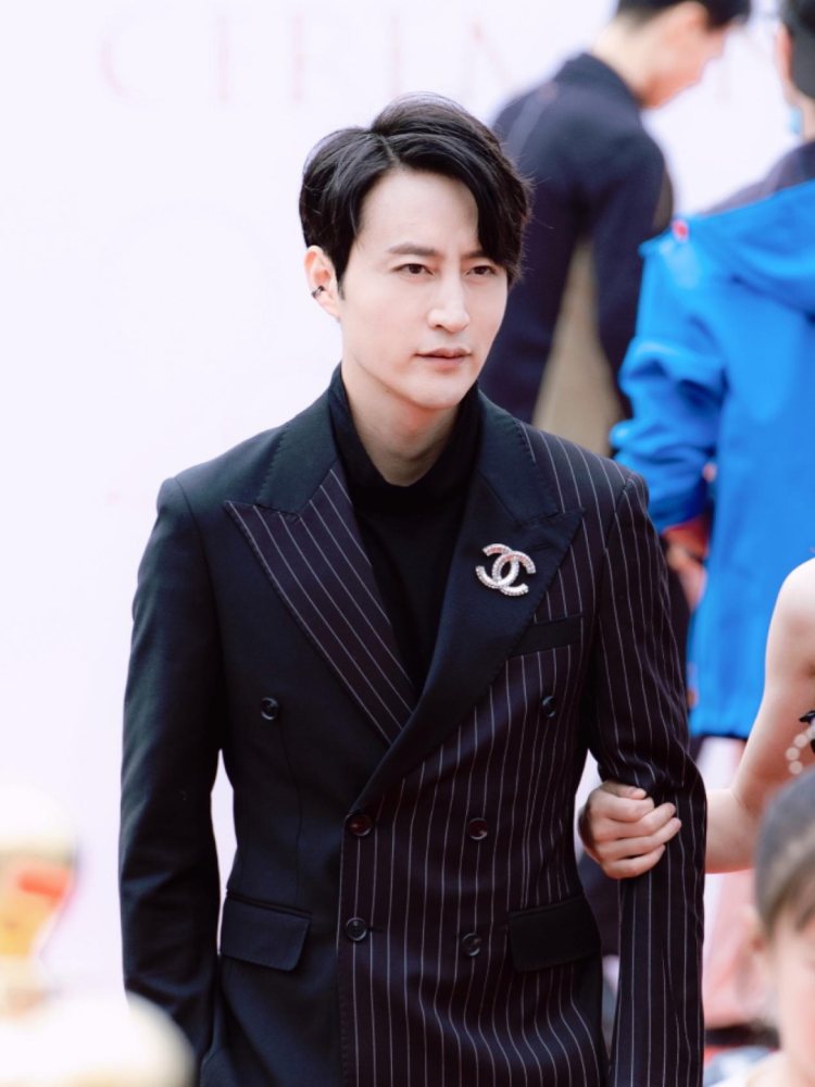 朱荣荣亮相第八届横店影视节文荣奖西装造型吸睛