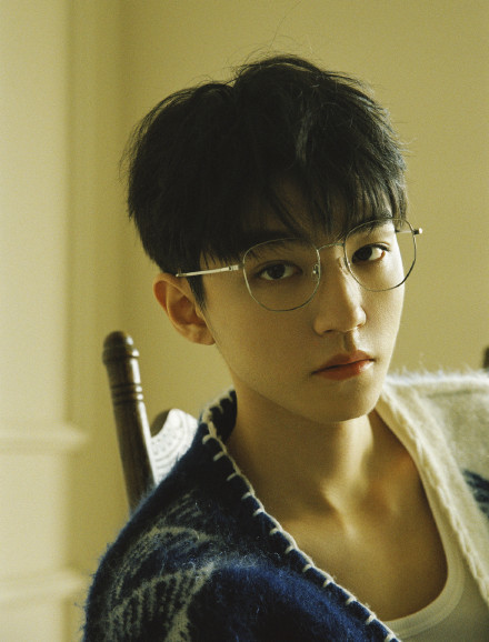 王俊凯冬日暖意大片 金框眼镜配毛线帽文艺气息满满