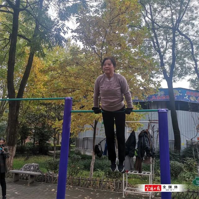 360度旋转,倒挂金钩,68岁大妈单杠玩得嫽!_腾讯新闻