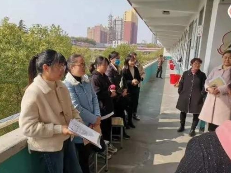 西平二中组织全校教师参加中招试卷考试新课标测评和听评课活动