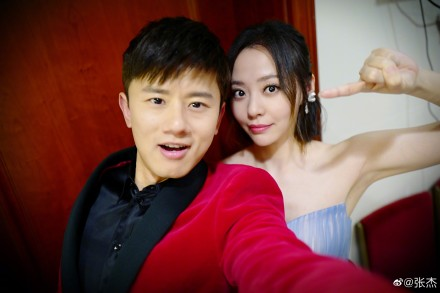 张杰晒与女星比耶手势照,合作新曲引爆期待,网友:真神仙组合