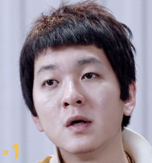 今年3月,马思纯拍到和盘尼西林乐队的主唱张哲轩,十指紧扣出街,恋情