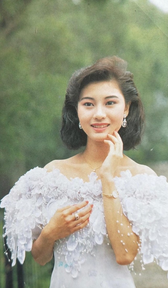 李嘉欣年轻时审美一般,却将土气白裙穿的很美,不愧是最美港姐